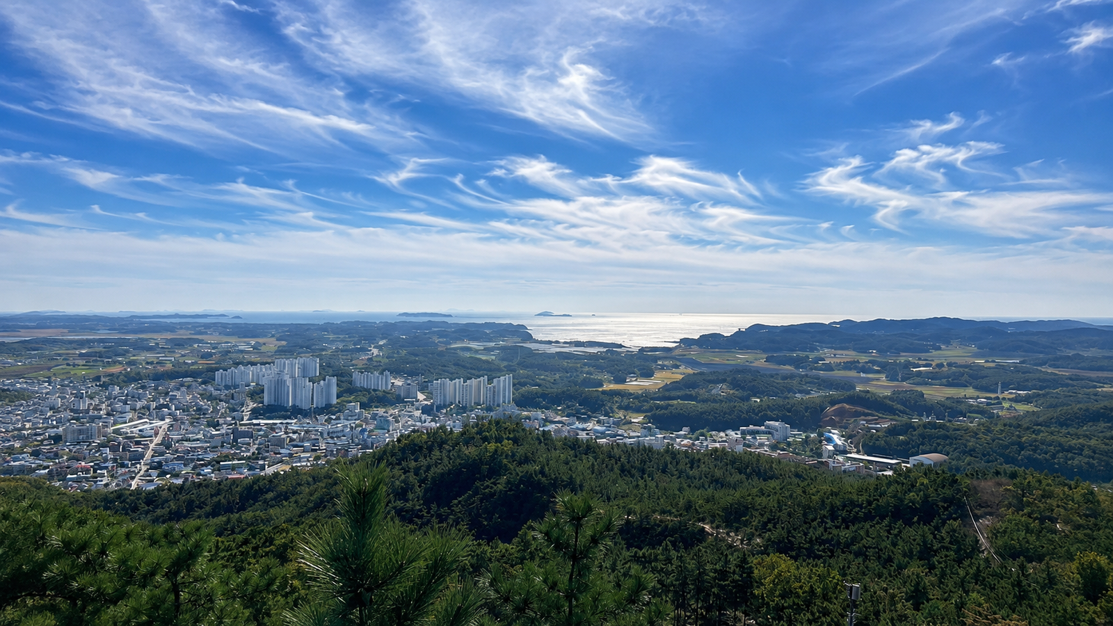 하산 데크길 중간 전망대에서 바라본 태안. 바다와 섬이 한눈에 들어오는 풍경이 펼쳐진다