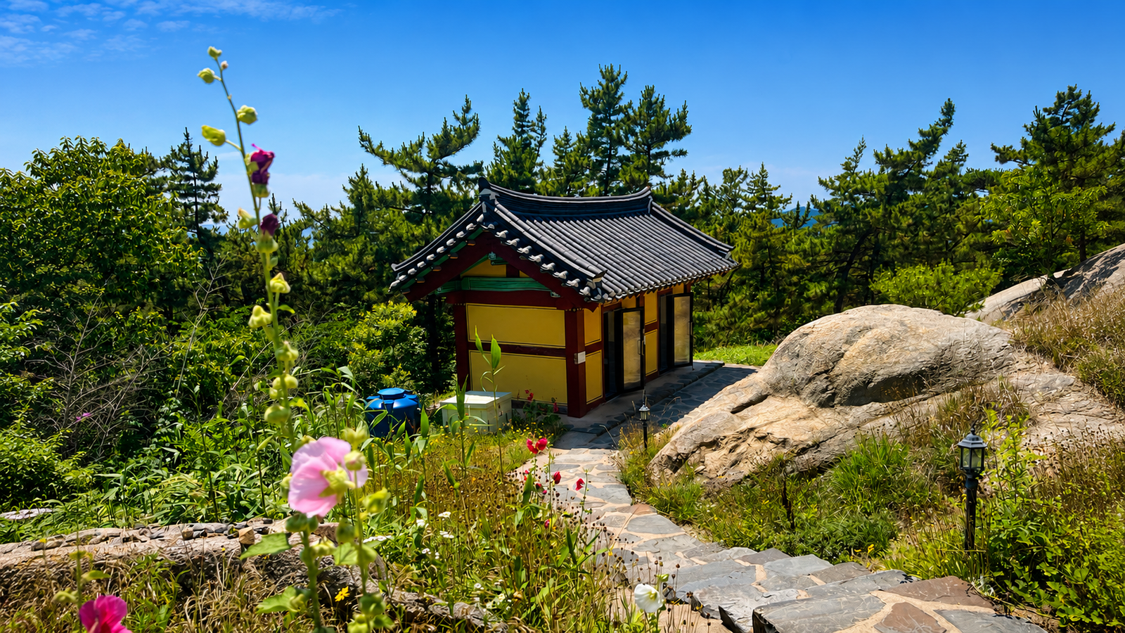 태을암 경내 한옥 화장실과 그 옆으로 이어지는 돌길. 이 길을 따라 내려가면 대림아파트 방향 2코스로 이어진다