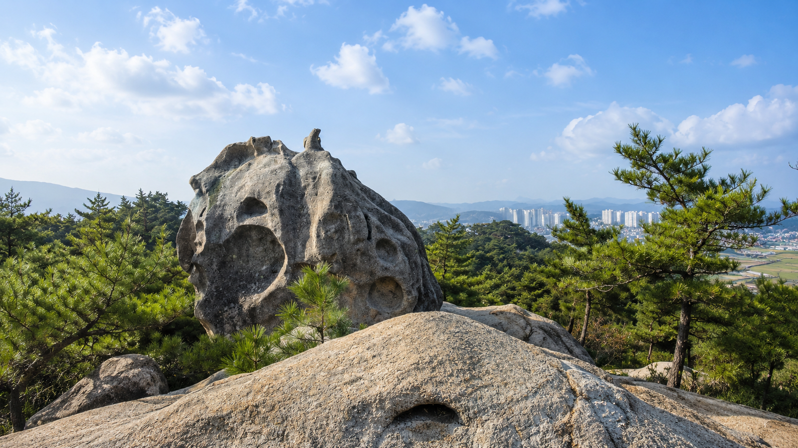 오르는 길에 만나는 독특한 바위. 오랜 풍화로 표면이 움푹움푹 파여 독특한 형태가 되었다