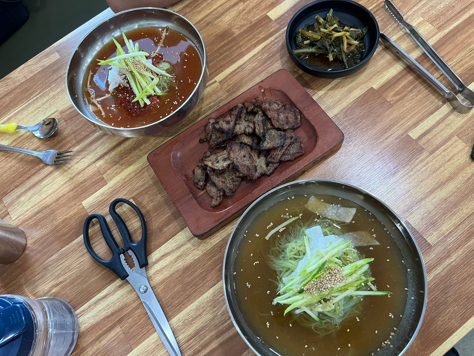 물냉면·비빔냉면·숯불고기가 함께 나온 상차림