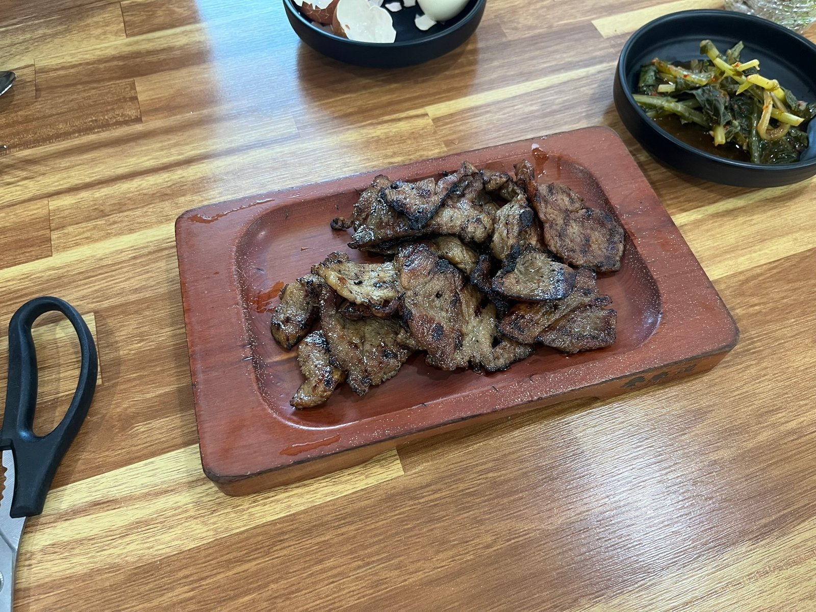 불향이 밴 숯불고기 — 냉면과 번갈아 먹기 좋다