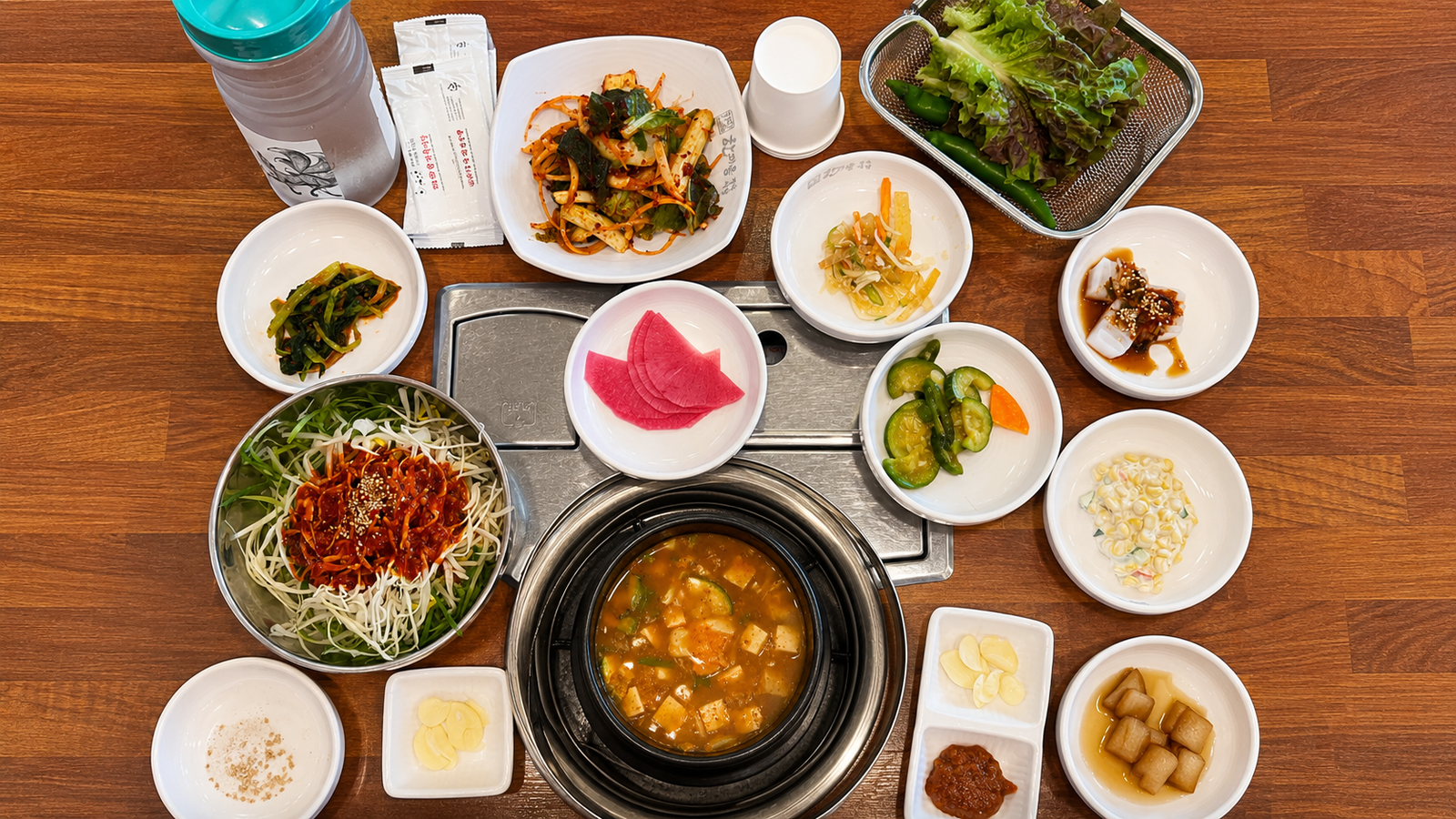 기본으로 나오는 반찬들 — 매콤한 쫄면과 된장찌개가 함께 나온다