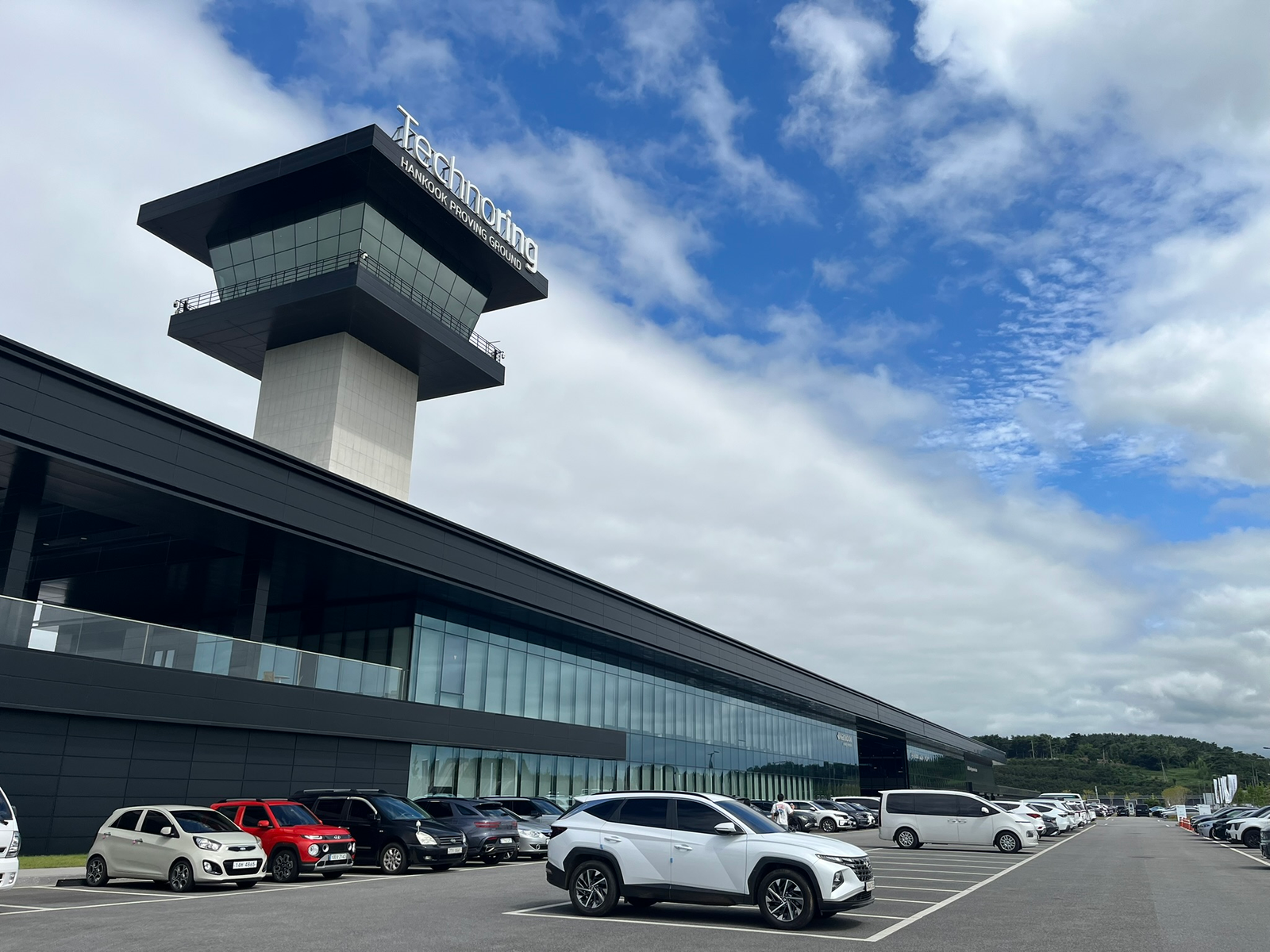 입구 유리 파사드. 오른쪽이 HYUNDAI·KIA 로고가 붙은 체험동이다