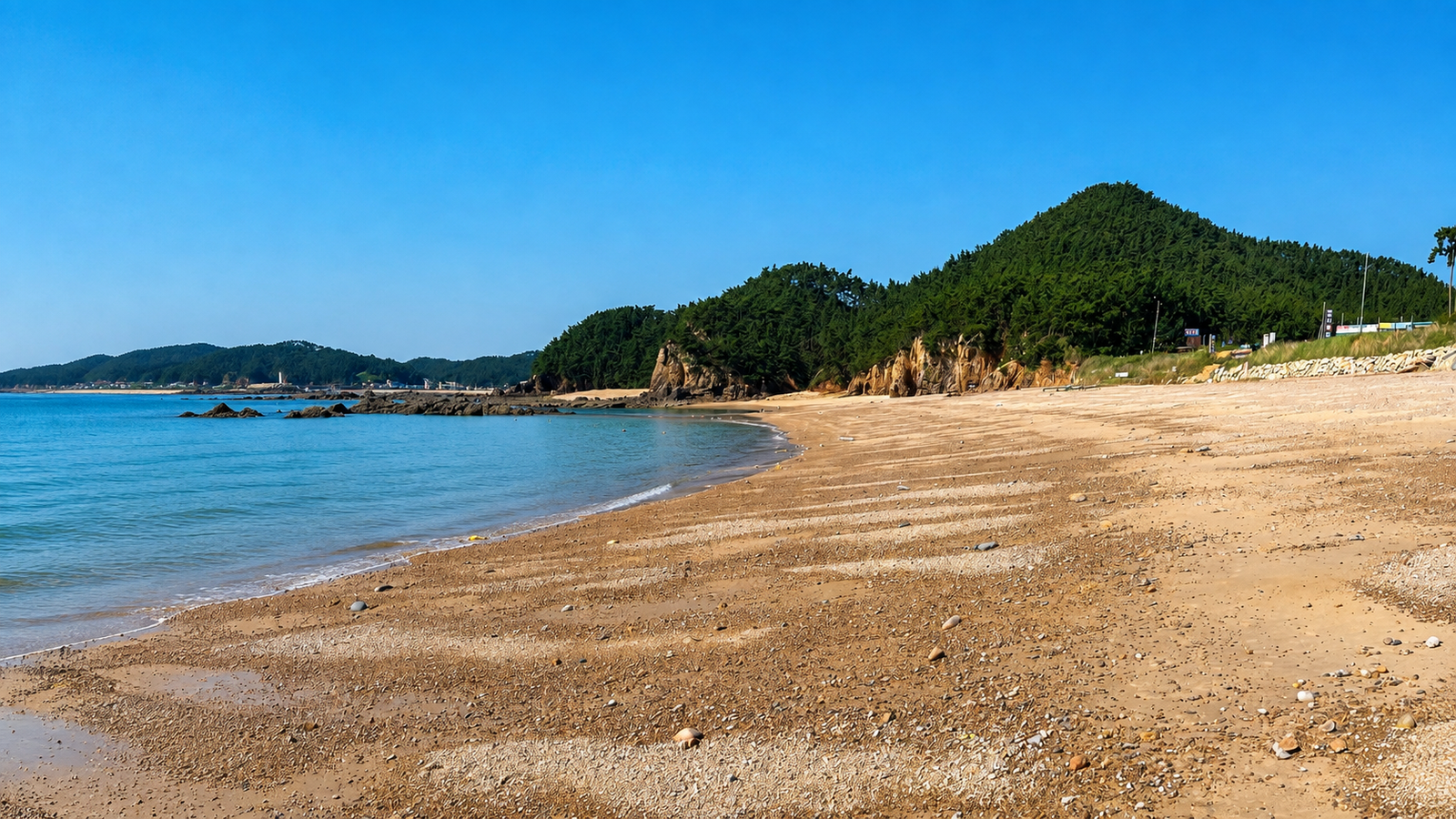 해식동굴로 가는 방향에서 바라본 파도리해수욕장 전경