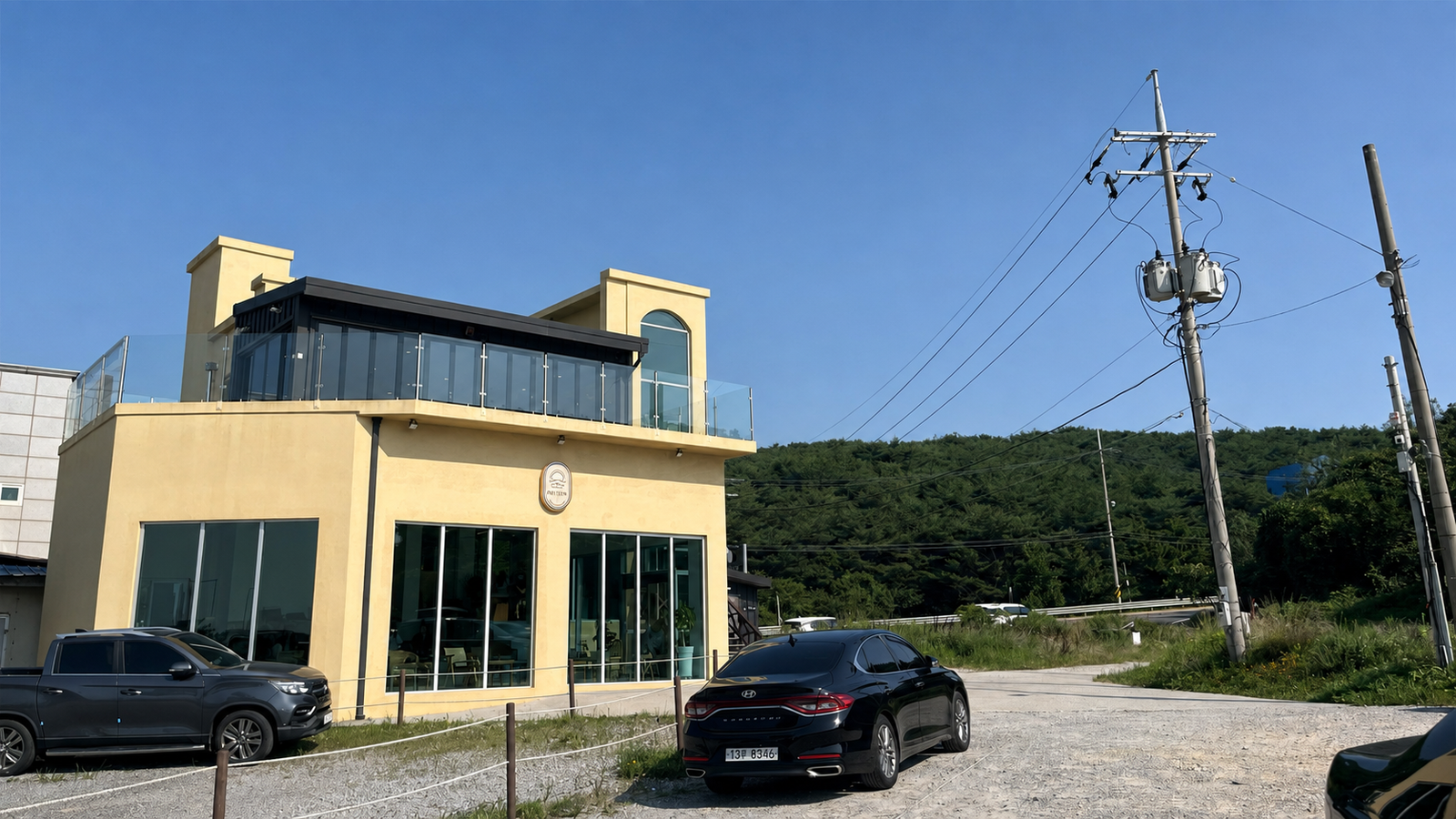 주차장에서 본 피엠뷰 카페 옆면 전경