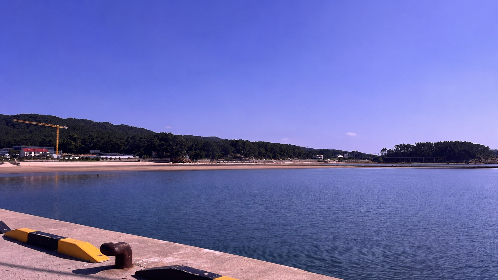 천리포 항구에서 바라본 해변 전경