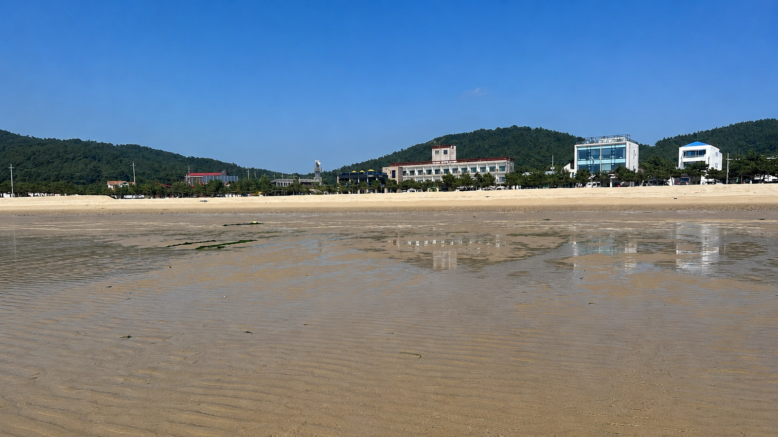 바다 건너로 보이는 마을과 산 풍경