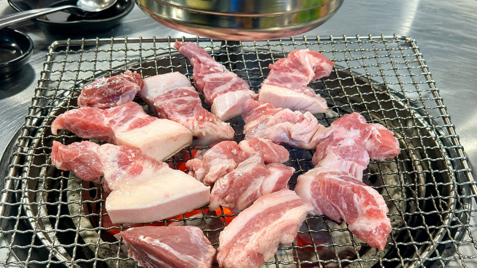 참숯 화로 위에 통째로 올려 굽는 뒷고기