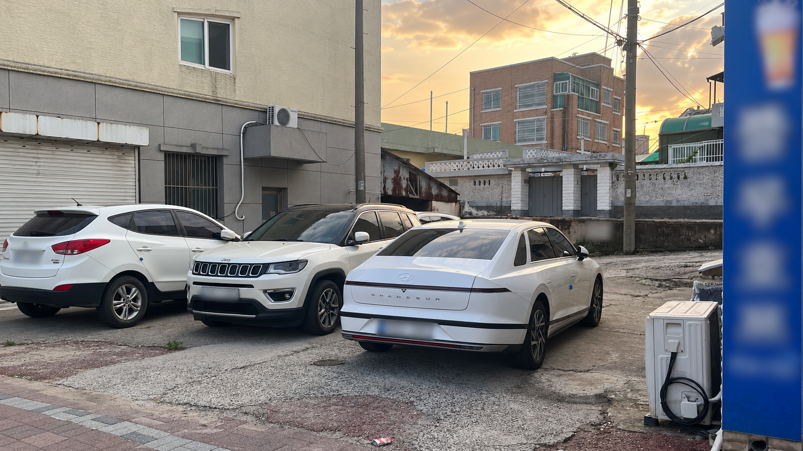건물 옆 공용 주차 공터