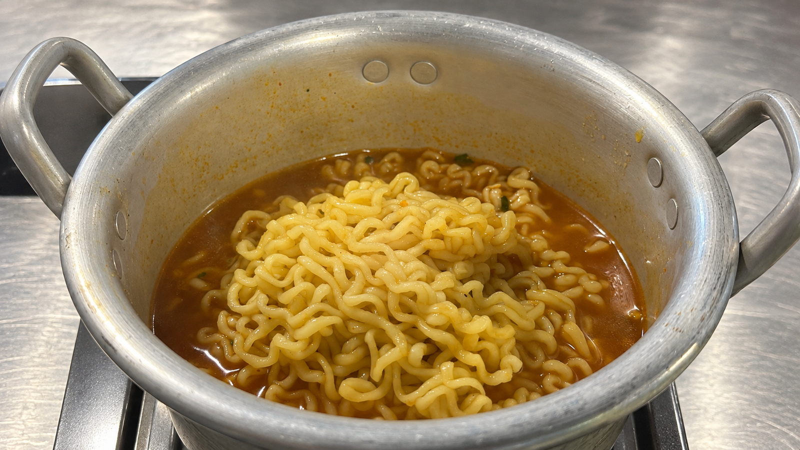 아무것도 넣지 않고 끓여주는 2,000원 라면