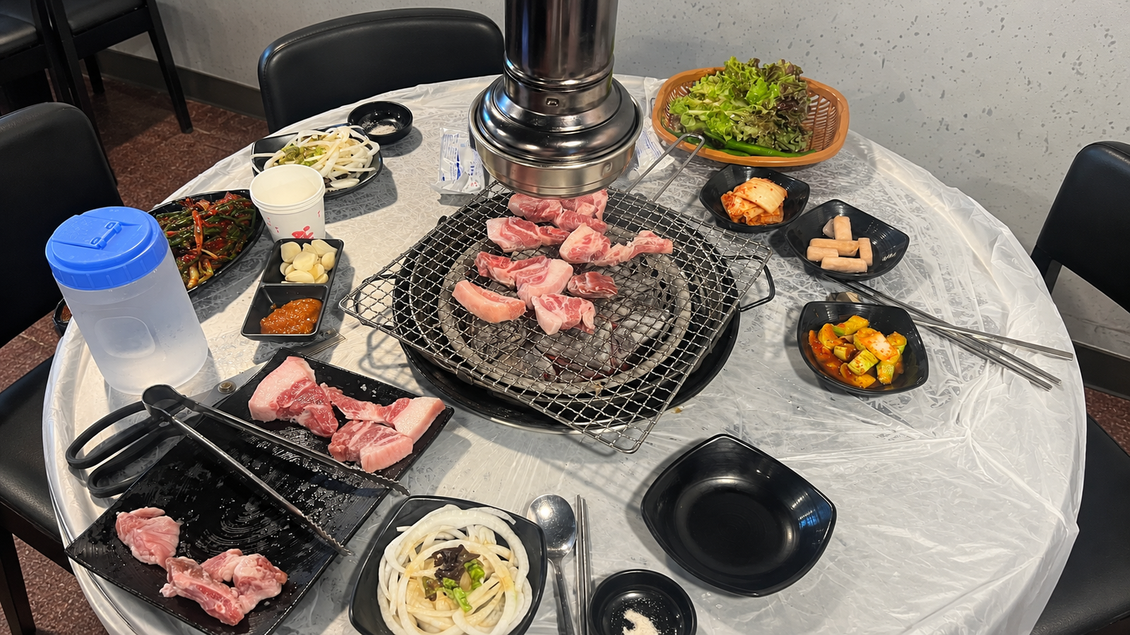 원형식탁에 차려진 기본찬과 고기